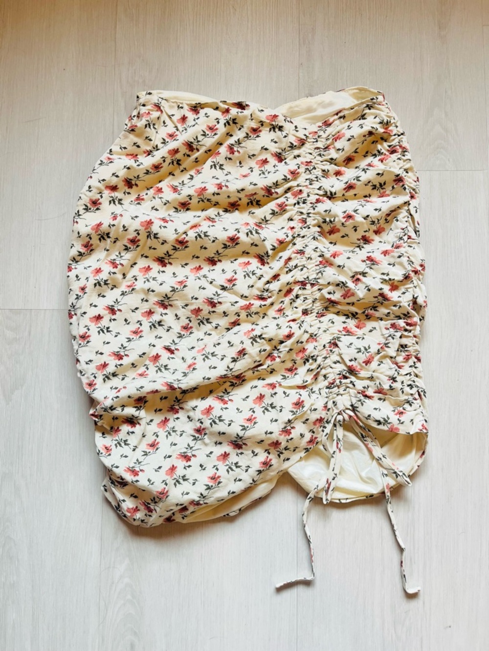 Hey Babe Women's Floral Ruched Cream Mini Skirt with Drawstring Size M